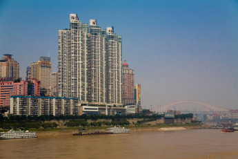 Картинка города здания дома река