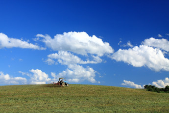 Картинка техника тракторы поле трактор облака