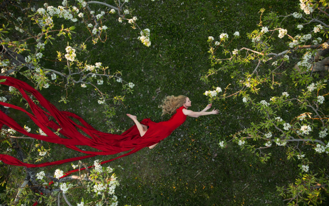 Обои картинки фото девушки, -unsort , креатив, девушка, colleen, bachmann, настроение, деревья, сад, платье, красное, полёт, весна, цветение