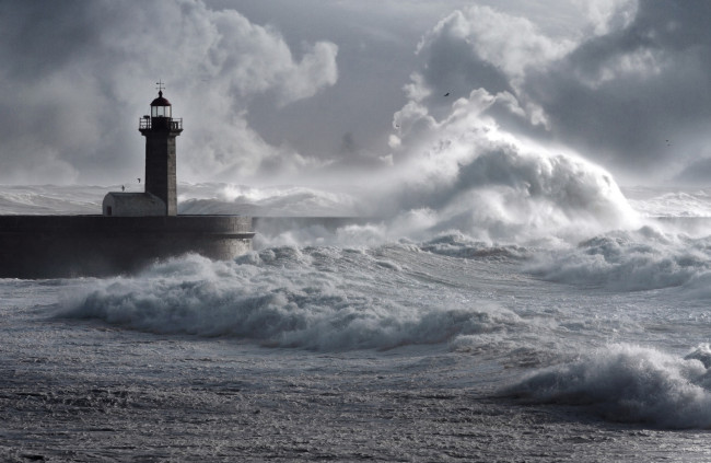 Обои картинки фото природа, стихия, море, волны, берег, брызги, облака, маяк