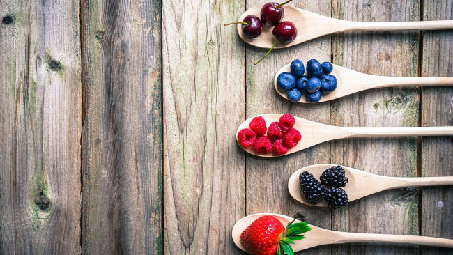 Обои картинки фото еда, фрукты,  ягоды, клубника, ежевика, черника, малина, вишня