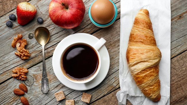 Обои картинки фото еда, разное, яблоко, яйцо, круассан, орехи, кофе