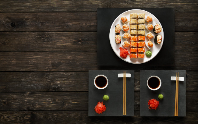 Обои картинки фото еда, рыба,  морепродукты,  суши,  роллы, японская, кухня, роллы, суши, соус, имбирь, васаби