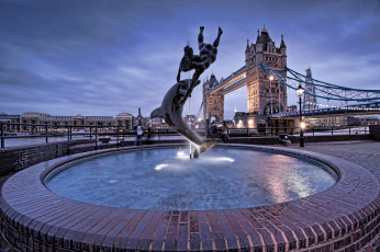 обоя города, лондон, великобритания, девочка, мост, дельфин, фонтан, ночь