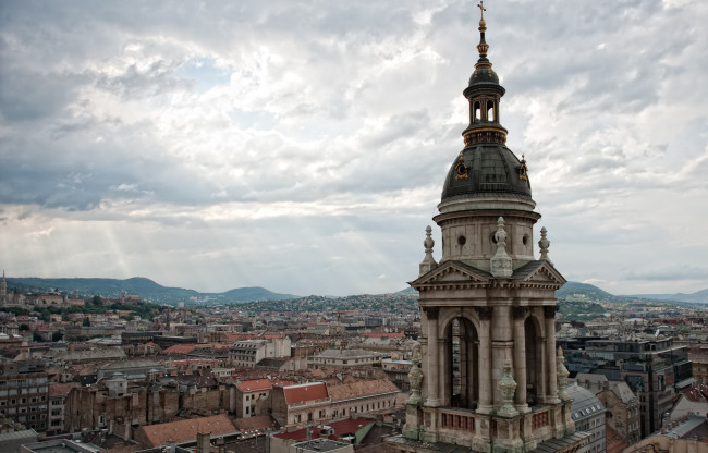Обои картинки фото города, будапешт, венгрия, лучи, собор, тучи, крыши