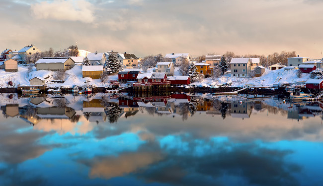 Обои картинки фото города, - пейзажи, зима, лодки, отражения, снег, дома, лофотенские, острова, норвегия, lofoten