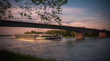 Картинка корабли теплоходы мост река