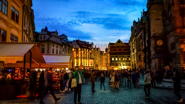 Обои картинки фото города, прага , Чехия, вечер, кафе, улица, прохожие
