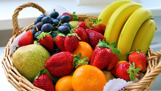 Обои картинки фото еда, фрукты,  ягоды, виноград, клубника, бананы