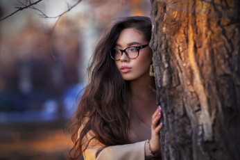 Картинка девушки -+брюнетки +шатенки richard duke женщины брюнетка длинные волосы очки макияж портрет маникюр кора дерева
