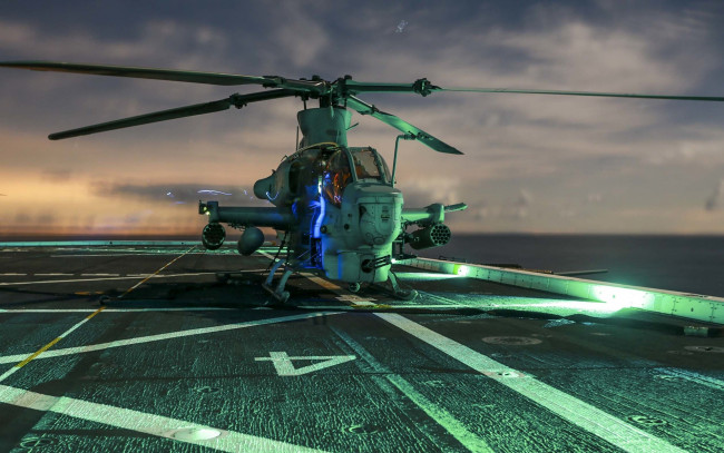Обои картинки фото bell ah-1z viper, авиация, вертолёты, bell, ah1z, viper, ударный, вертолет, военный, палуба, транспортное, средство, бирюзовый, военная