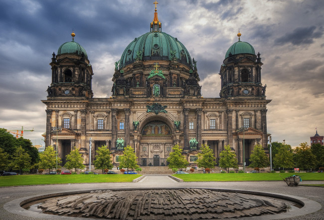 Обои картинки фото кафедральный, собор, берлина, германия, города, берлин, скульптуры, купола, большой, крест