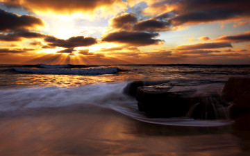 Картинка ocean view природа побережье океан волны тучи лучи солнца