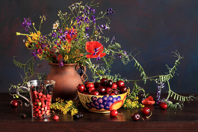 Обои картинки фото еда, натюрморт, ягоды, земляника, маки, букет, черешня