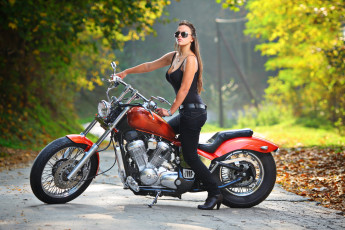 Картинка мотоциклы мото девушкой очки девушка грудь