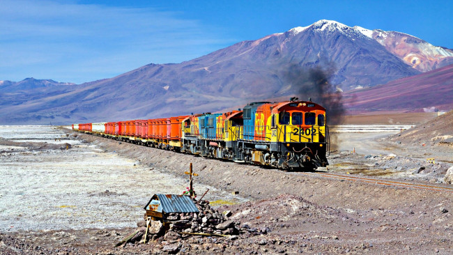 Обои картинки фото техника, поезда, горы, водоем, железная, дорога, насыпь, грузовой, состав