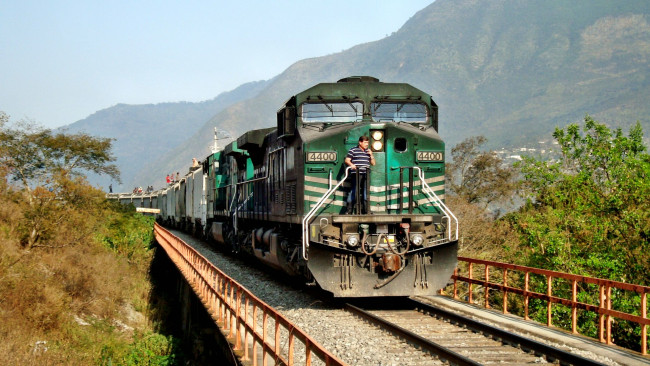 Обои картинки фото техника, поезда, железная, дорога, мост, локомотив, грузовой, состав