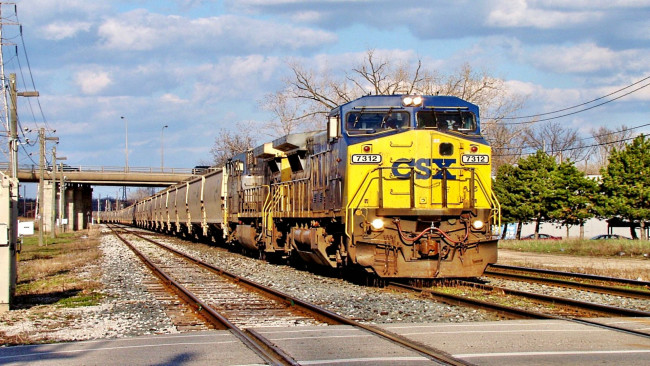 Обои картинки фото техника, поезда, железная, дорога, переезд, пути, локомотив, грузовой, состав