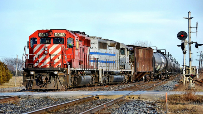 Обои картинки фото техника, поезда, железная, дорога, переезд, семафор, локомотив, цистерны, грузовой, состав