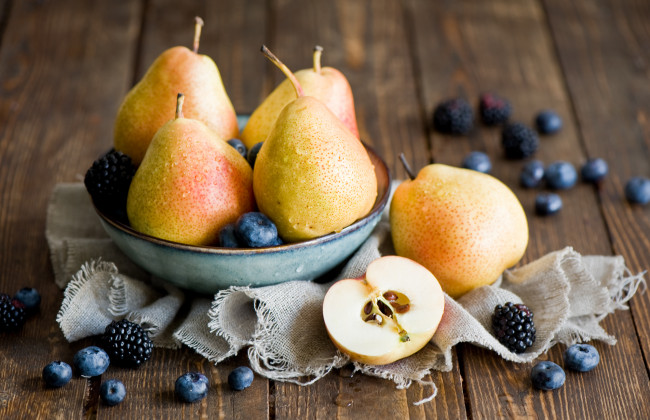 Обои картинки фото еда, фрукты, ягоды, груши, яблоко, ежевика, голубика