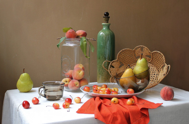 Обои картинки фото еда, натюрморт, бутылка, черешни, груши, персики
