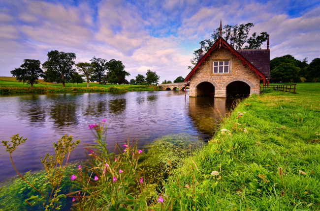 Обои картинки фото природа, реки, озера, река, мост, луг, трава, цветы, деревья, домик