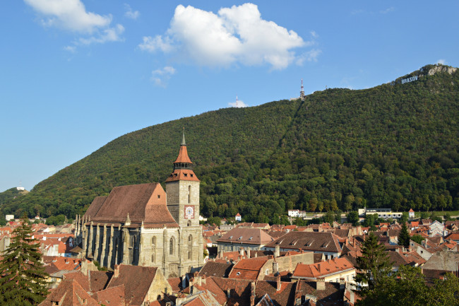 Обои картинки фото brasov, romania, города, панорамы, black, church, панорама, крыши, горы, Чёрная, церковь, румыния, брашов