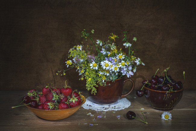 Обои картинки фото еда, фрукты, ягоды, черешня, клубника, цветы
