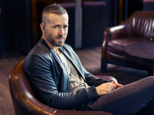 обоя ryan reynolds, мужчины, столик, кресло, актер