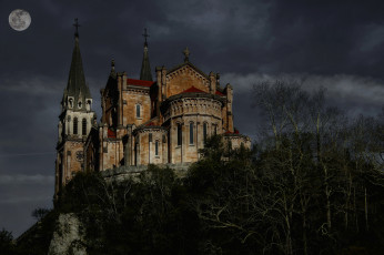 Картинка covadonga города -+католические+соборы +костелы +аббатства ночь холм собор