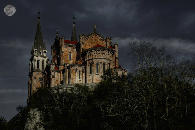 Обои картинки фото covadonga, города, - католические соборы,  костелы,  аббатства, ночь, холм, собор
