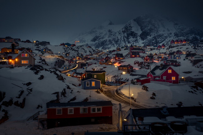 Обои картинки фото города, - пейзажи, гренландия, sisimiut, снег, дома, огни, сисимиут, ночь, туман, улица, горы