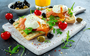 Картинка еда Яичные+блюда оливки помидоры доска бутерброды сыр хлеб специи рыба