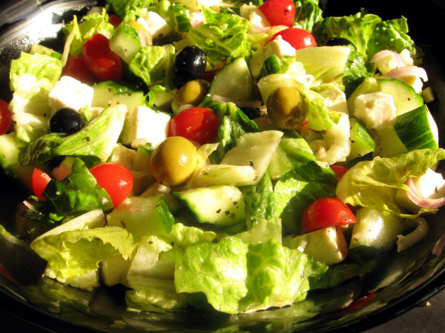 Обои картинки фото еда, салаты,  закуски, помидоры, салат, оливки, маслины