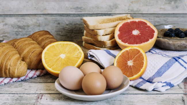 Обои картинки фото еда, разное, хлеб, круассан, яйца, цитрусы, апельсин