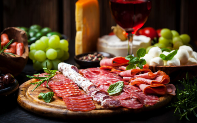 Обои картинки фото еда, колбасные изделия, sausage, фон, размытие, ham, вино, ветчина, колбаса, виноград