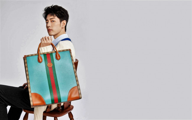 Обои картинки фото мужчины, xiao zhan, актер, сумка, стул