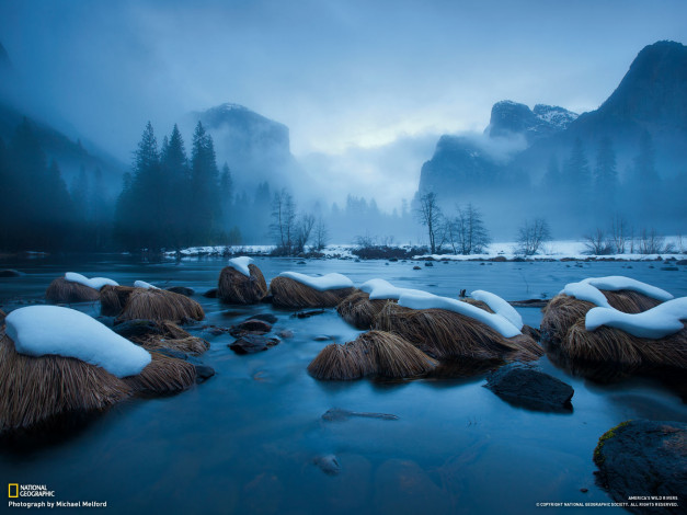 Обои картинки фото природа, реки, озера, зима, снег, река, деревья, туман, утро, горы