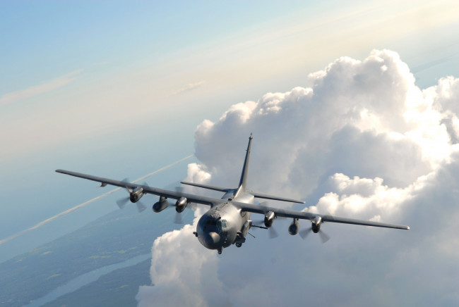 Обои картинки фото авиация, военно, транспортные, самолёты, полет, самолет, lockheed, ac-130u, облака, небо