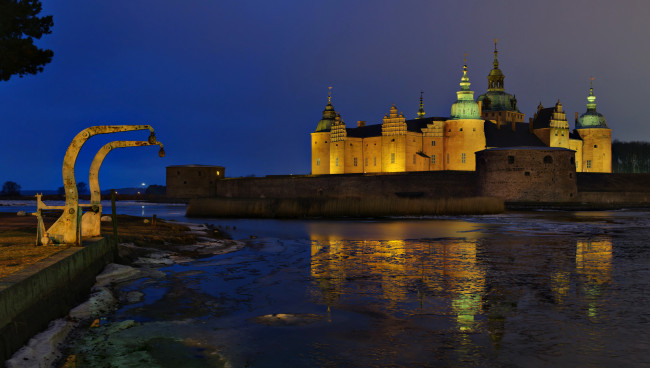 Обои картинки фото кальмарский замок швеция, города, - дворцы,  замки,  крепости, огни, ночь, замок, река