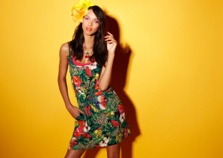 Картинка девушки lais+ribeiro лилии цветы улыбка платье модель