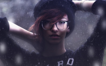Картинка девушки alessandro+di+cicco photographer alessandro di cicco photo девушка girl очки шапка свитер снег