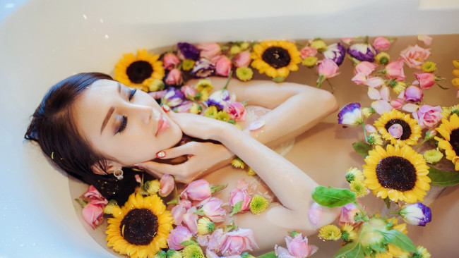Обои картинки фото девушки, -unsort , азиатки, цветы, девушка, ванна
