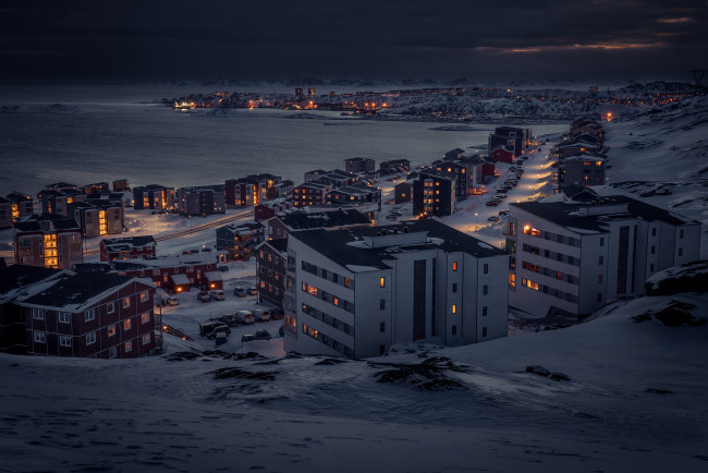 Обои картинки фото города, - огни ночного города, снег, гренландия, горы, машины, дома