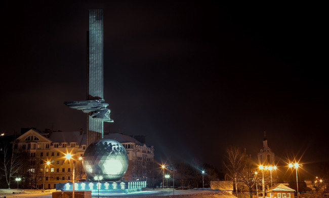 Обои картинки фото города, - памятники,  скульптуры,  арт-объекты, шарик, city, kaluga, владимир, смит, калуга, гагарин, vladimir, smith, snow, снег, gagarin, night, ночь, город