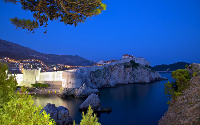 Обои картинки фото города, дубровник , хорватия, огни, вечер, залив, крепость