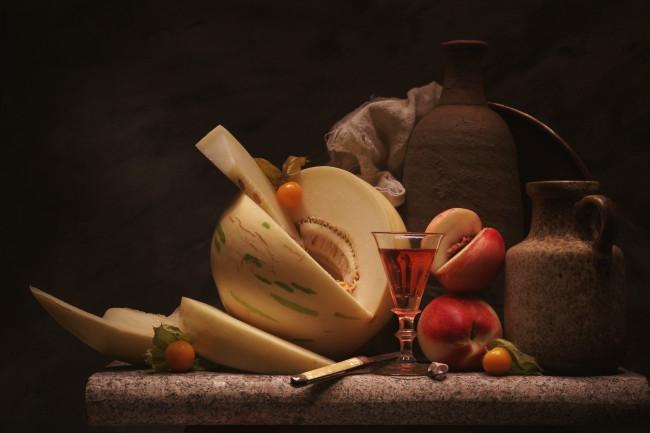 Обои картинки фото еда, натюрморт, вино, дыня, бокал, кувшин, нож, персик