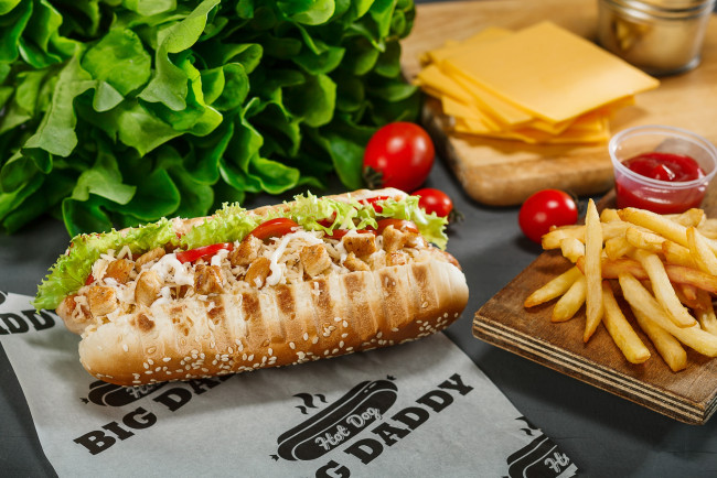 Обои картинки фото еда, бутерброды,  гамбургеры,  канапе, сэндвич, картофель, фри, зелень, помидор, томаты