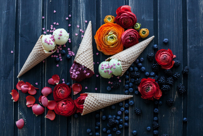 Обои картинки фото еда, мороженое,  десерты, вафельный, рожок, цветы