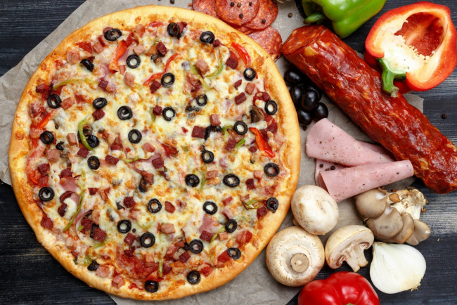 Обои картинки фото еда, пицца, грибы, перец, сыр, колбаса, ветчина, маслины